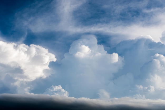 Kleurrijke dramatische hemel met wolk bij zonsondergang