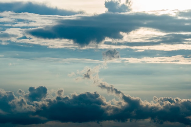 Kleurrijke dramatische hemel met wolk bij zonsondergang