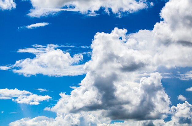 Kleurrijke dramatische hemel met wolk bij zonsondergang