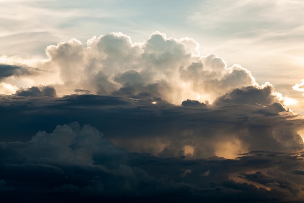 Kleurrijke dramatische hemel met wolk bij zonsondergang