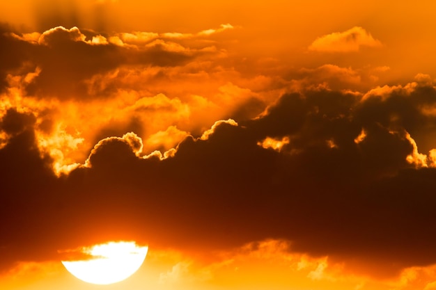 Kleurrijke dramatische hemel met wolk bij zonsondergang