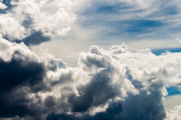 Kleurrijke dramatische hemel met wolk bij zonsondergang