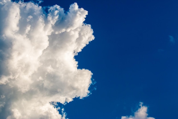 kleurrijke dramatische hemel met wolk bij zonsondergang