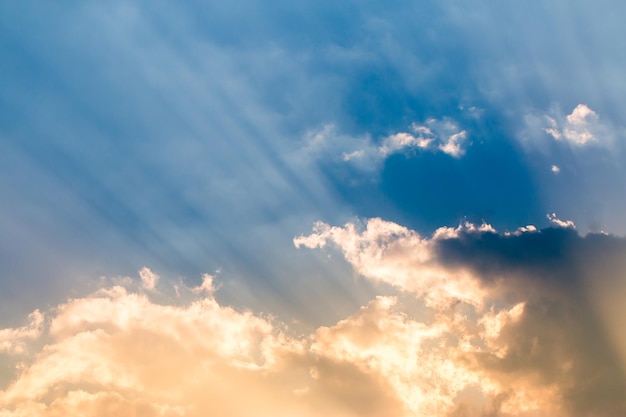 Kleurrijke dramatische hemel met wolk bij zonsondergang