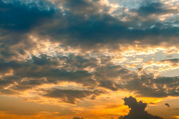 Kleurrijke dramatische hemel met wolk bij zonsondergang