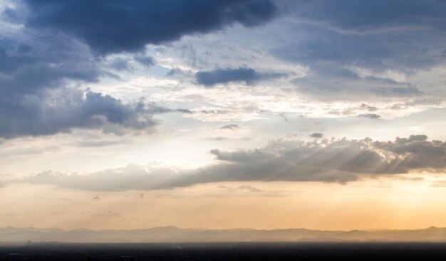 kleurrijke dramatische hemel met wolk bij zonsondergang