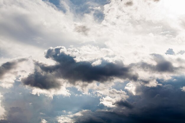 kleurrijke dramatische hemel met wolk bij zonsondergang