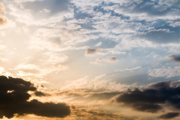 Kleurrijke dramatische hemel met wolk bij zonsondergang