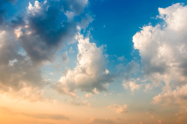 kleurrijke dramatische hemel met wolk bij zonsondergang