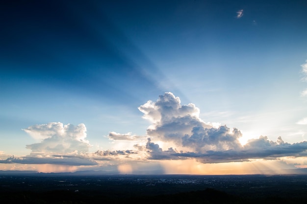 kleurrijke dramatische hemel met wolk bij zonsondergang