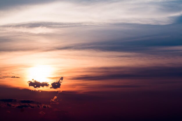 kleurrijke dramatische hemel met wolk bij zonsondergang