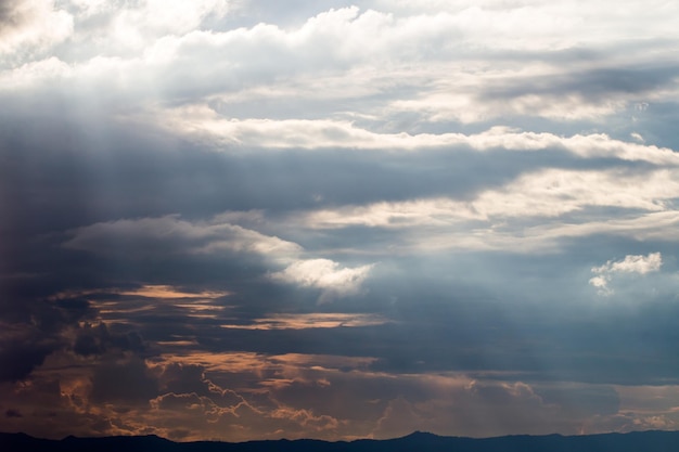 kleurrijke dramatische hemel met wolk bij zonsondergang