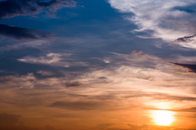 Kleurrijke dramatische hemel met wolk bij zonsondergang