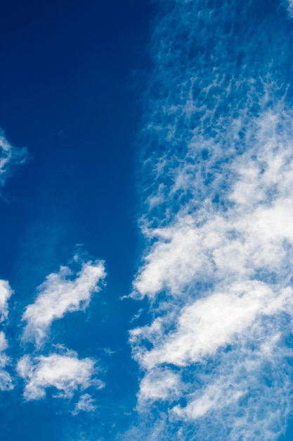 kleurrijke dramatische hemel met wolk bij zonsondergang