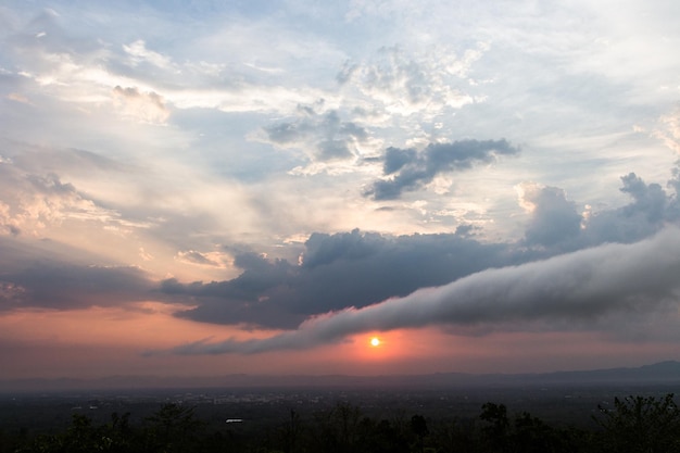 Kleurrijke dramatische hemel met wolk bij zonsondergang