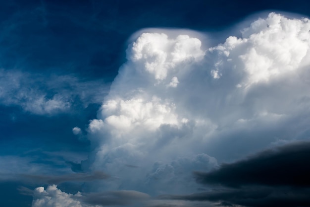 kleurrijke dramatische hemel met wolk bij zonsondergang