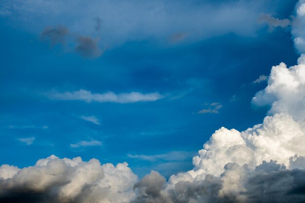 kleurrijke dramatische hemel met wolk bij zonsondergang