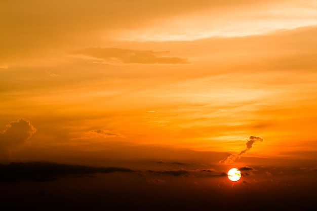 kleurrijke dramatische hemel met wolk bij zonsondergang