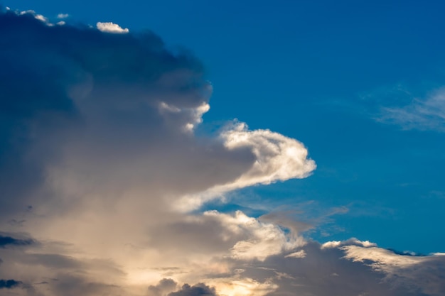 kleurrijke dramatische hemel met wolk bij zonsondergang