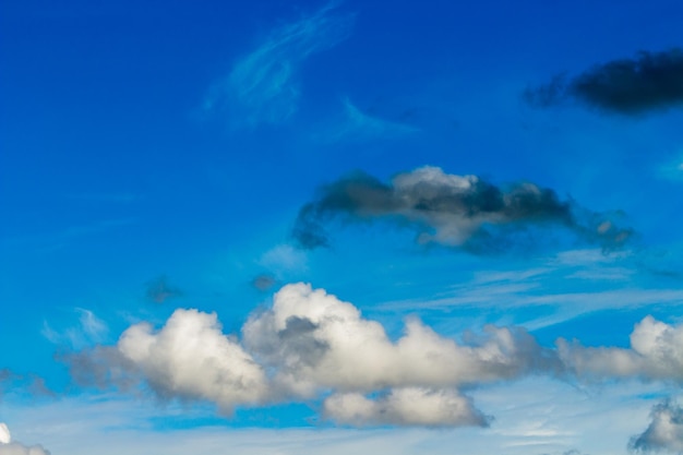 kleurrijke dramatische hemel met wolk bij zonsondergang