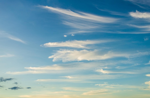 kleurrijke dramatische hemel met wolk bij zonsondergang