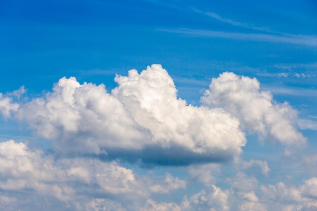 kleurrijke dramatische hemel met wolk bij zonsondergang