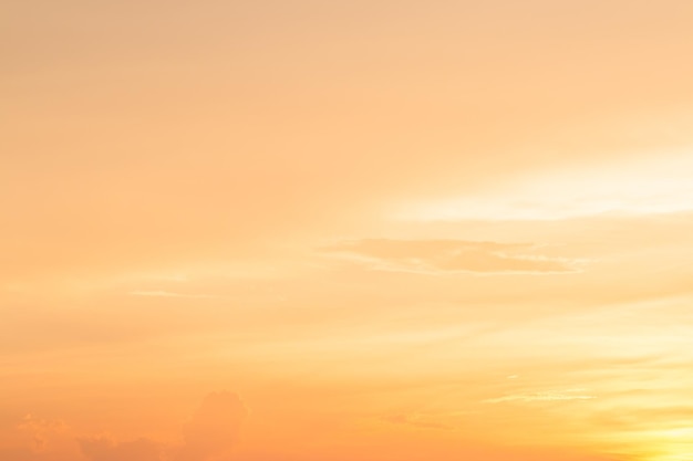 kleurrijke dramatische hemel met wolk bij zonsondergang