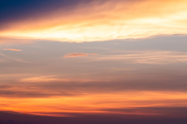 kleurrijke dramatische hemel met wolk bij zonsondergang