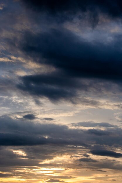 kleurrijke dramatische hemel met wolk bij zonsondergang