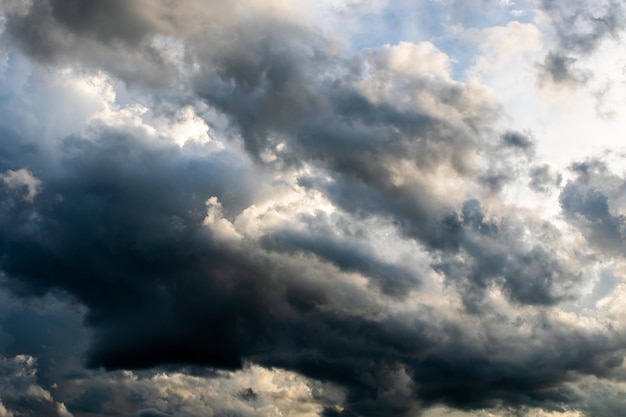 kleurrijke dramatische hemel met wolk bij zonsondergang