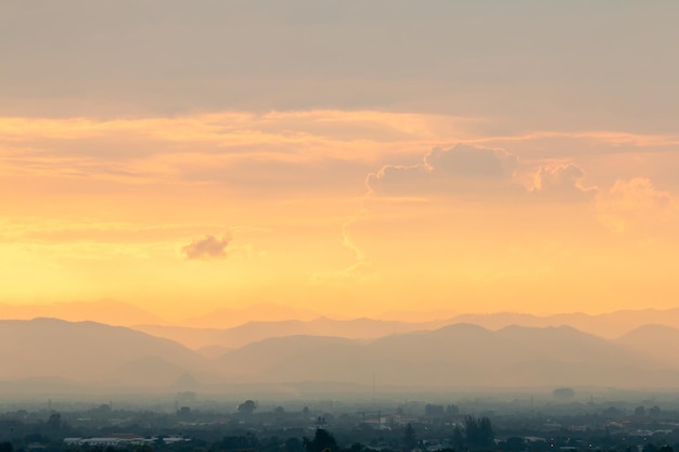 kleurrijke dramatische hemel met wolk bij zonsondergang