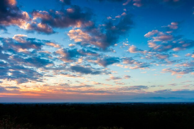 Kleurrijke dramatische hemel met wolk bij zonsondergang.