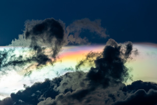 Kleurrijke dramatische hemel met wolk bij zonsondergang.