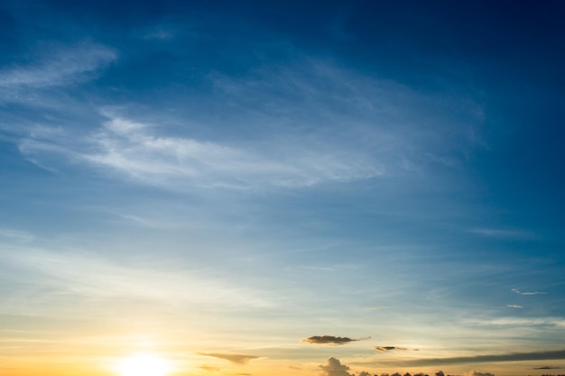 kleurrijke dramatische hemel met wolk bij zonsondergang