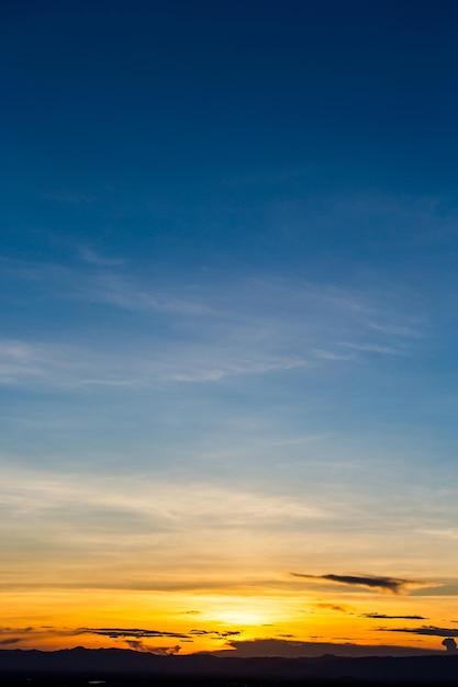 kleurrijke dramatische hemel met wolk bij zonsondergang