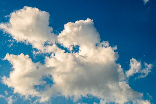 Kleurrijke dramatische hemel met wolk bij zonsondergang.