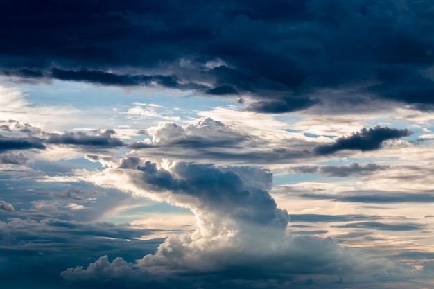 kleurrijke dramatische hemel met wolk bij zonsondergang