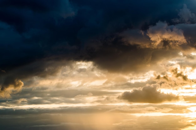 Kleurrijke dramatische hemel met wolk bij zonsondergang