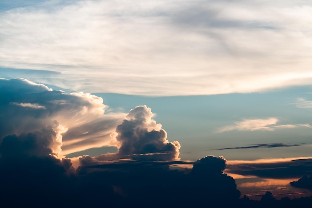 kleurrijke dramatische hemel met wolk bij zonsondergang