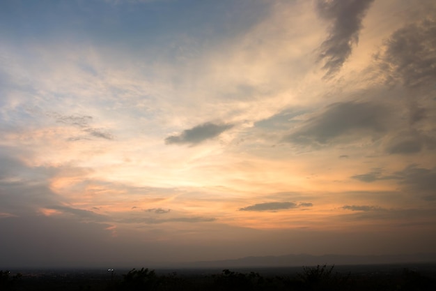 kleurrijke dramatische hemel met wolk bij zonsondergang