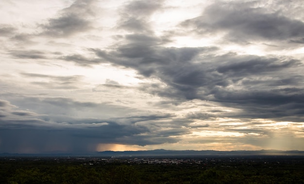 Kleurrijke dramatische hemel met wolk bij zonsondergang