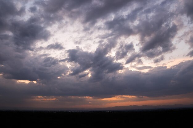 Kleurrijke dramatische hemel met wolk bij zonsondergang