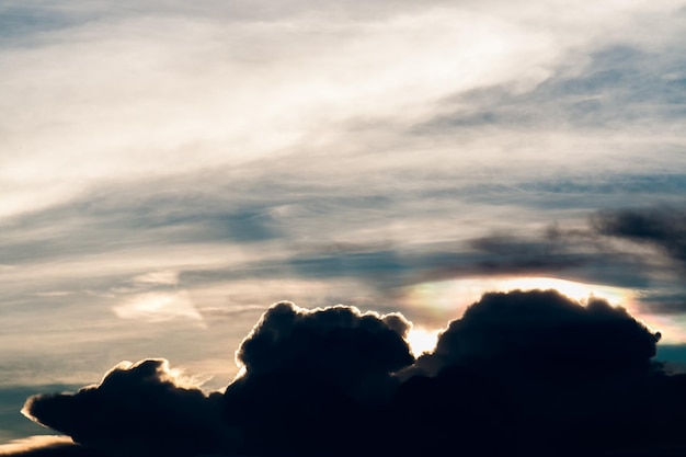 kleurrijke dramatische hemel met wolk bij zonsondergang