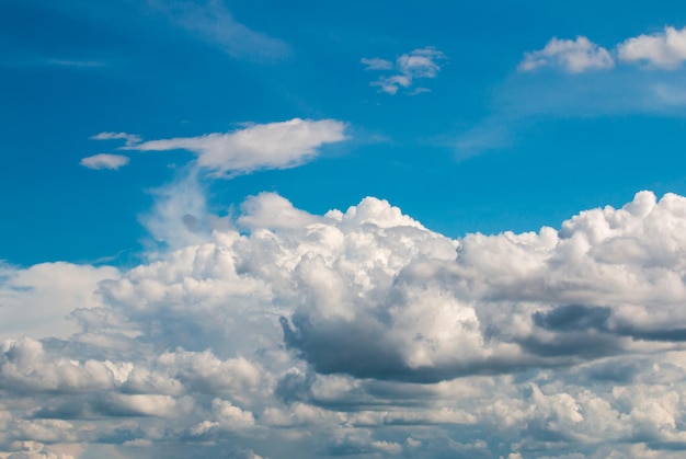 Kleurrijke dramatische hemel met wolk bij zonsondergang