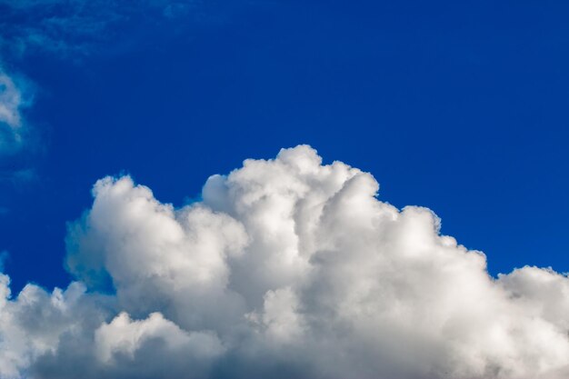 kleurrijke dramatische hemel met wolk bij zonsondergang