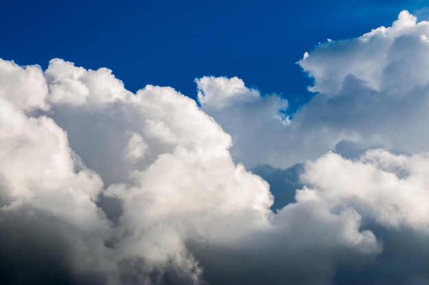 kleurrijke dramatische hemel met wolk bij zonsondergang