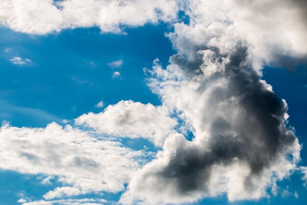 kleurrijke dramatische hemel met wolk bij zonsondergang