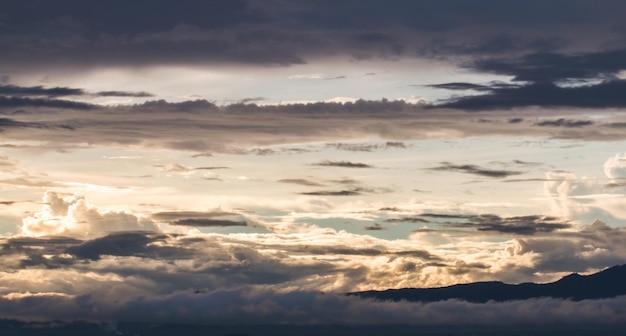 Kleurrijke dramatische hemel met wolk bij zonsondergang