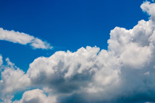 Kleurrijke dramatische hemel met wolk bij zonsondergang