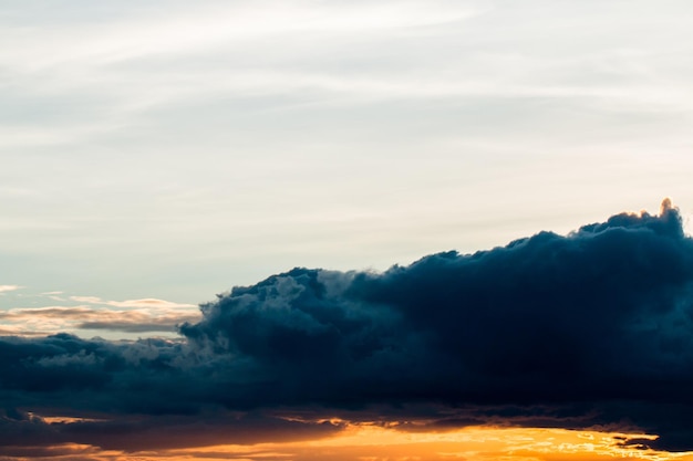 kleurrijke dramatische hemel met wolk bij zonsondergang